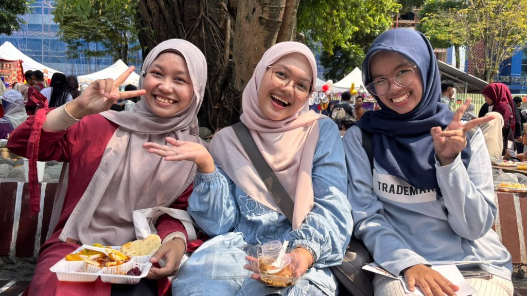 Intan Rahayu Utami bersama dua temannya berpose saat menikmati suasana dalam festival pertukaran budaya ICAC 2026 di Universitas Muhammadiyah Surakarta.