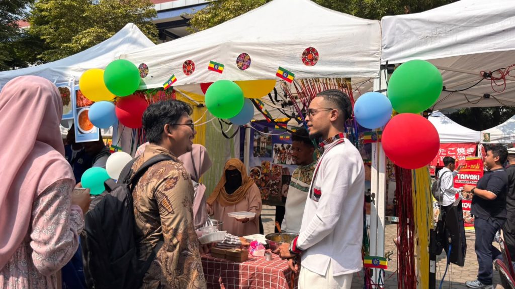Abdella Amin Aliyemohammed, delegasi mahasiswa asal Ethiopia, memperkenalkan hidangan khas negaranya di booth pameran kuliner ICAC 2026 Universitas Muhammadiyah Surakarta.