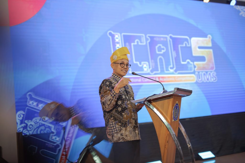 Rektor UMS Prof. Dr. Harun Joko Prayitno memberikan sambutan mengenai keberagaman budaya dalam pembukaan ajang ICAC 2026 UMS.